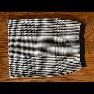 Ann Taylor skirt . Knee length straight . Herringbone type design